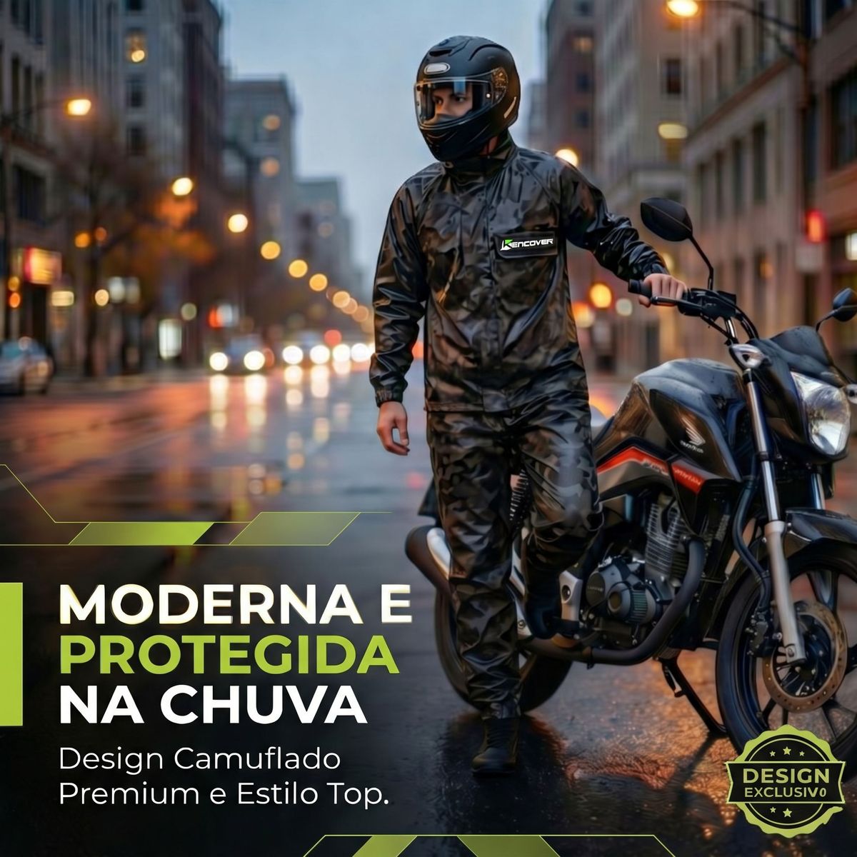 Motociclista de capa camuflada Kencover à noite, na chuva, ao lado da moto